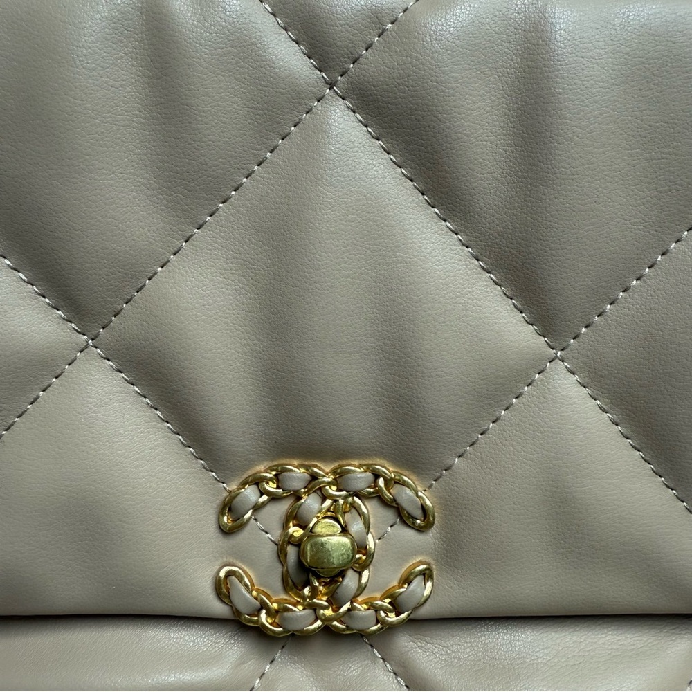 Chic Beige Quilted Shoulder Bag - Picture 3 of 6